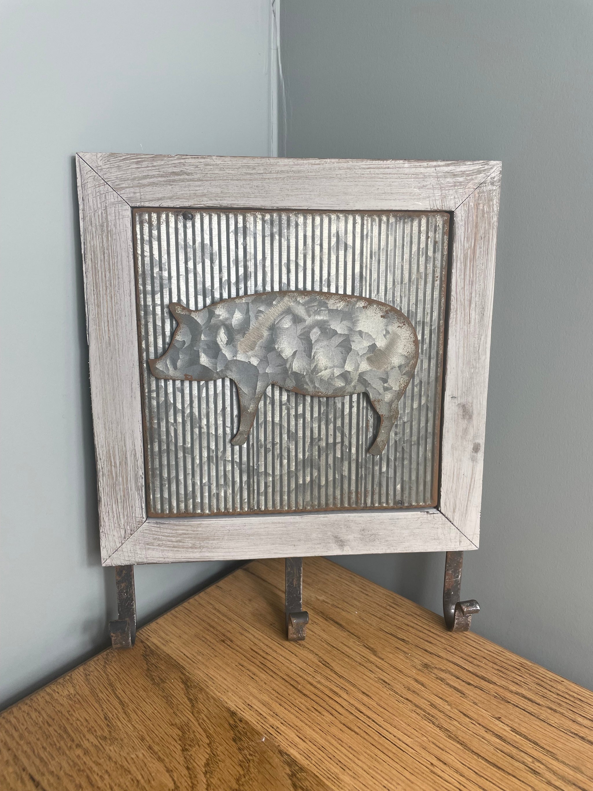 Rustic Pig plaque with Hooks