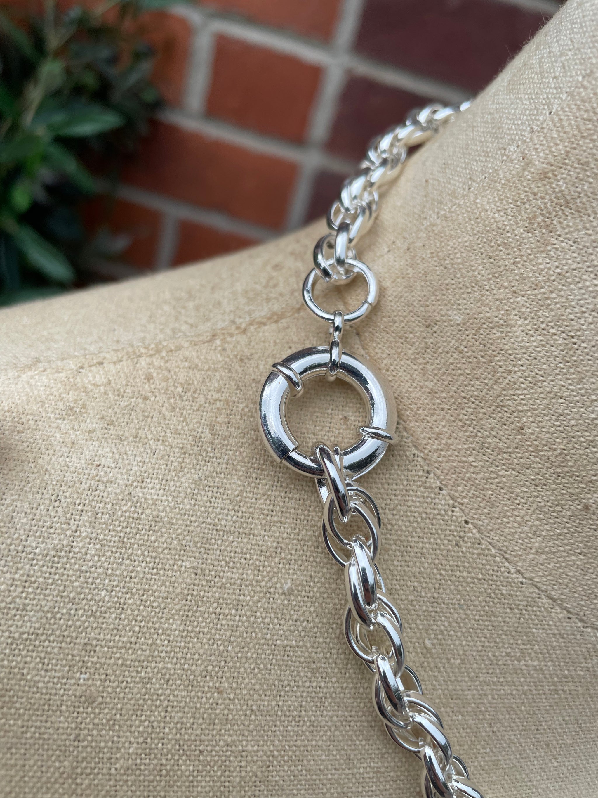 Interlinked chain necklace