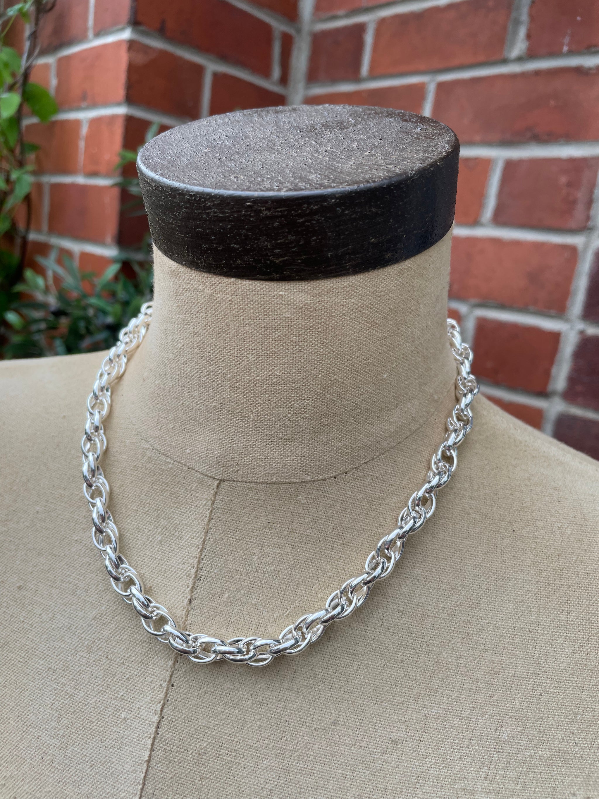 Interlinked chain necklace